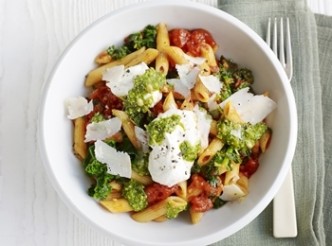 Pasta with cherry tomatoes, spinach, ricotta and pesto