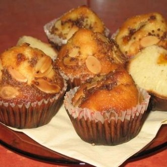 muffins with figs and almond flakes