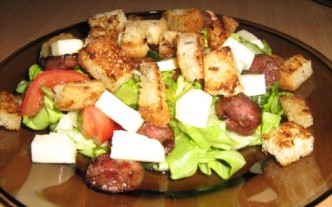 salad with mozzarela and sausages